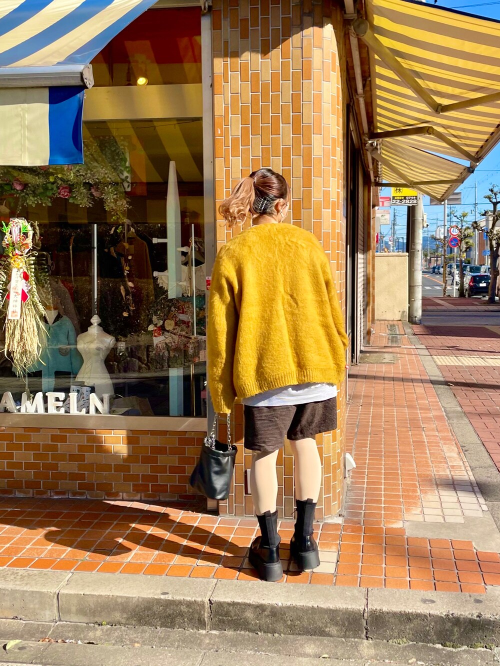「カーディガン、カラーカーディガン、カラーコーデ、イエロー、マスタード、ロゴスウェット、スウェット、ハーフパンツ、ブーツ、厚底シューズ、ポニーテール、ストリートMIX、古着MIX、ゆるコーデ、カジュアル」｜「古着のアイテム（スウェット、グレー系）」を使った、ponさん（レディース・163cm）の冬コーディネートの3枚目の写真