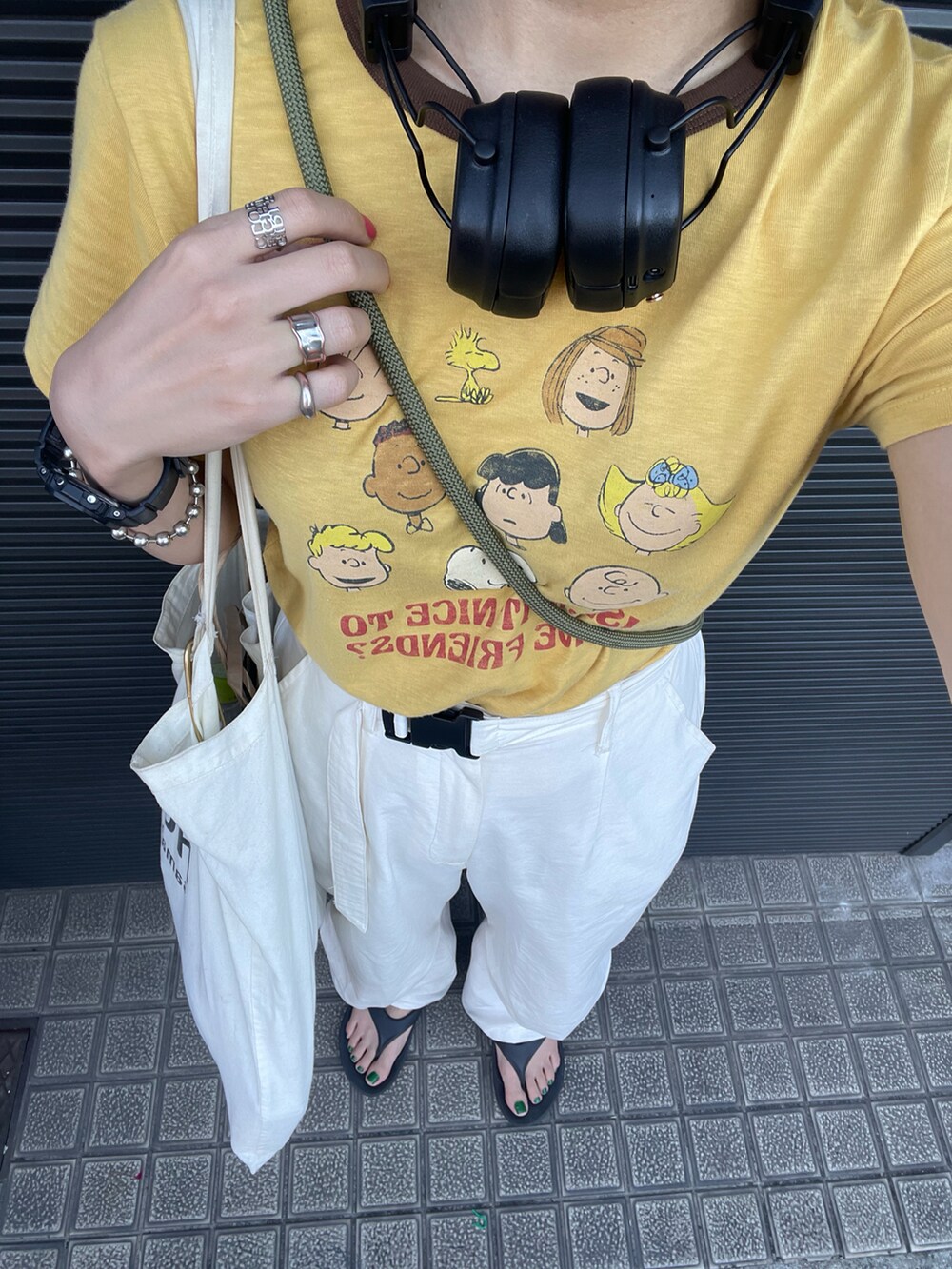 「大人カジュアル、お出かけコーデ、パンツスタイル、ラクチンコーデ、カジュアル、Tシャツ、ゆるコーデ、UNIQLO、UT、PEANUTS、パラシュートパンツ、ホワイトパンツ、カラーコーデ、イエローコーデ、トングサンダル」｜「UNIQLOのアイテム（Tシャツ/カットソー、イエロー系）」を使った、ponさん（レディース・163cm）の夏コーディネートの4枚目の写真