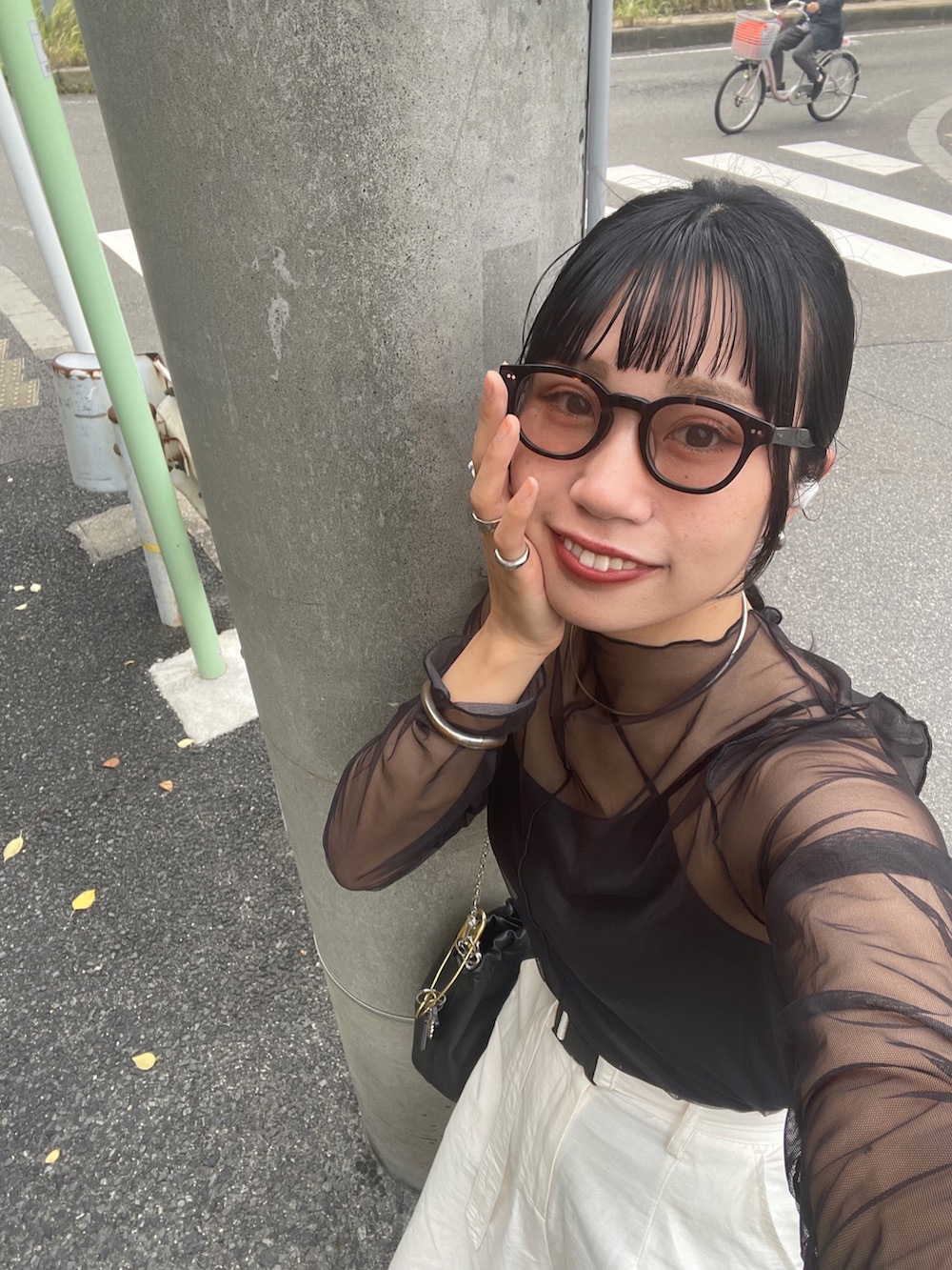 「夏のコスメと服、モノトーン、カジュアル、シースルー、シアートップス、パラシュートパンツ、カーゴパンツ、白パンツ、メガネ女子、サンダル、黒髪、前髪ぱっつん、オトナカジュアル、シンプルスタイル、休日スタイル」｜「DISCOATのシアーハイネックロングスリーブ（Tシャツ/カットソー、ブラック系）」を使った、ponさん（レディース・163cm）の夏コーディネートの3枚目の写真