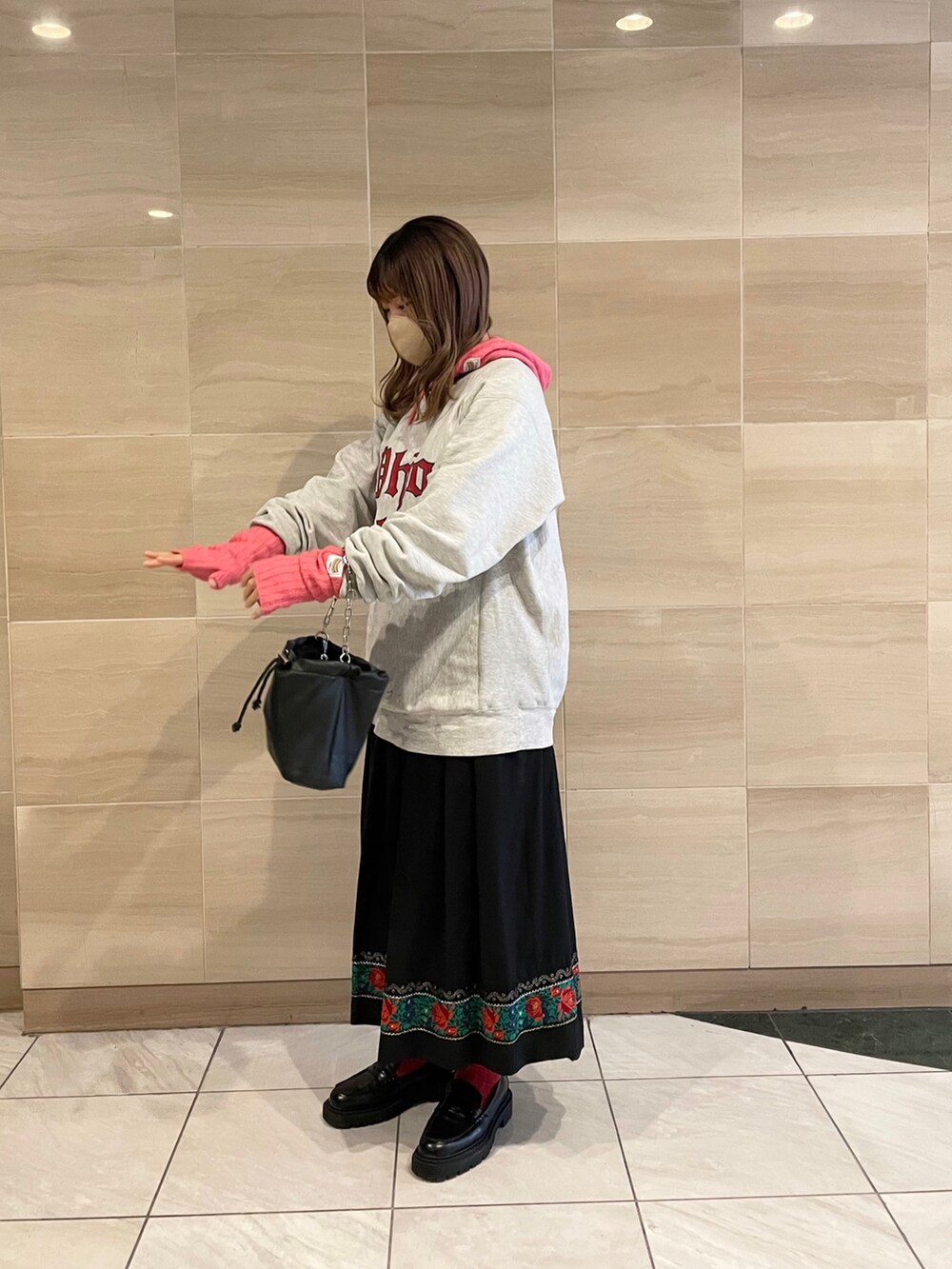 「スウェット、ロゴスウェット、ロングスカート、プリーツスカート、アームウォーマー、バラクラバ、カラーコーデ、カラーソックス、古着MIX、ローファー、トレンチコート、ゆるコーデ、カジュアル、ciaopanic、WHO’S WHO gallery」｜「古着のアイテム（スウェット、グレー系）」を使った、ponさん（レディース・163cm）の冬コーディネートの4枚目の写真