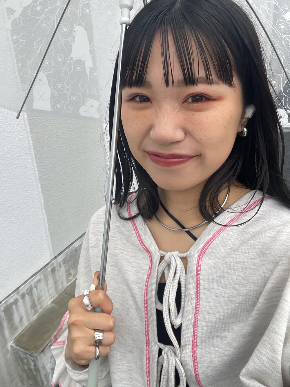 「夏のコスメと服、今日のコスメと服、カジュアル、スウェット、トレーナー、ショート丈トップス、クロップドトップス、デニム、ダメージデニムパンツ、カーブパンツ、巾着バッグ、ビーチサンダル、サンダル、HELLOSANFRANCISCO」｜「CIAOPANICの【HELLO.SANFRANCISCO】カットアウトフリルトップス（スウェット、グレー系）」を使った、ponさん（レディース・163cm）の夏コーディネートの2枚目の写真