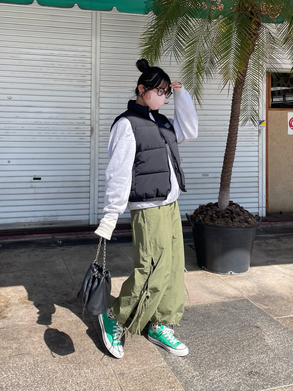 「ロゴスウェット、スウェット、ダウンベスト、中綿ベスト、ベスト、カーゴパンツ、ナイロンパンツ、パラシュートパンツ、サイドリボン、スニーカー、コンバース、ミニバッグ、カラーコーデ、春服デビュー宣言、春コーデ」｜「古着のアイテム（スウェット、グレー系）」を使った、ponさん（レディース・163cm）の春コーディネートの2枚目の写真
