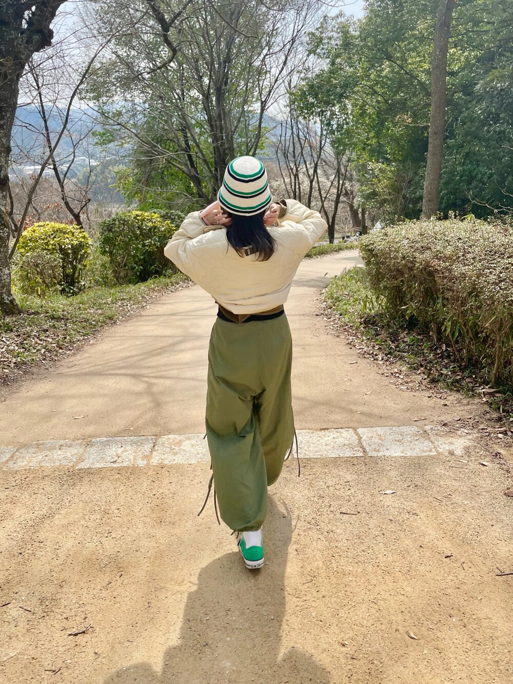 「春服デビュー宣言、春コーデ、春アウター、キルティング、ショート丈トップス、カーゴパンツ、パラシュートパンツ、スニーカー、コンバース、バケットハット、カラーコーデ、ciaopanic、niko and ...、楽チンコーデ、大人カジュアル」｜「CIAOPANICのリメイク風クロップドリブTee（Tシャツ/カットソー、グリーン系）」を使った、ponさん（レディース・163cm）の春コーディネートの2枚目の写真