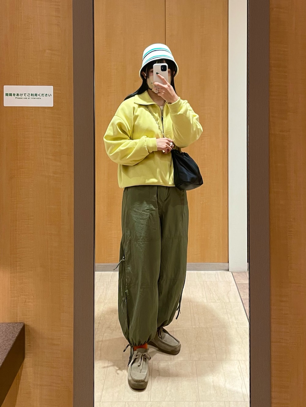 「ハーフジップ、スウェット、パーカー、カラーコーデ、イエロー、グリーン、カーキ、バケットハット、カーゴパンツ、パラシュートパンツ、モカシン、カジュアル、ストリートMIX、春コーデ、niko and ...」｜「niko and...のフラワー&レタードワッフルロンT（Tシャツ/カットソー、ホワイト系）」を使った、ponさん（レディース・163cm）の春コーディネートの2枚目の写真