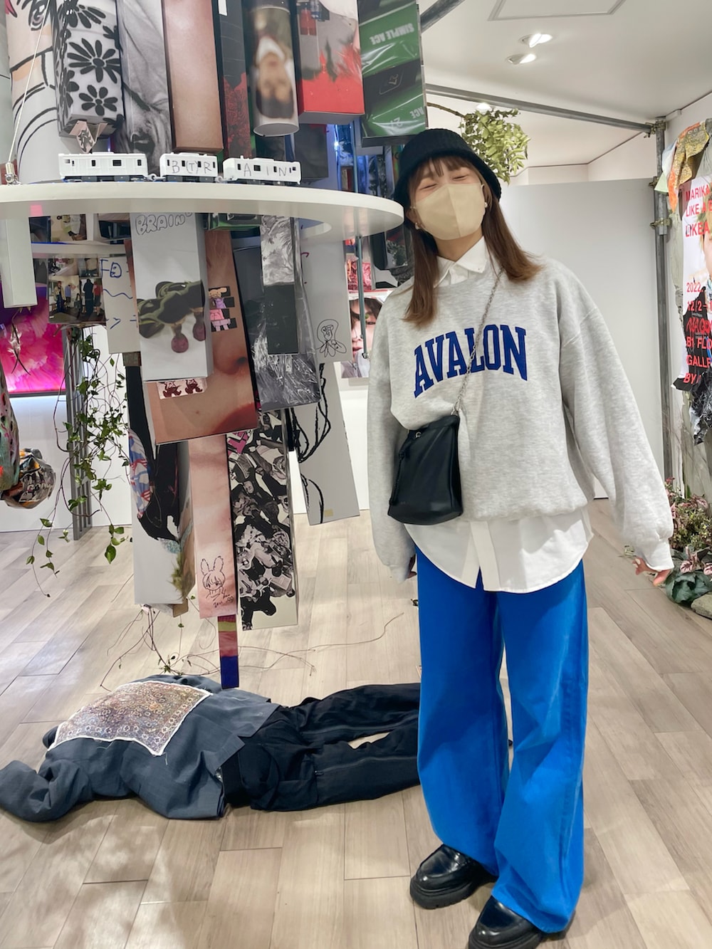 「ロゴスウェット、スウェット、白シャツ、シャツレイヤード、レイヤードスタイル、パンツスタイル、バギーパンツ、バケットハット、巾着バッグ、ローファー、厚底シューズ、UNIQLO×MARNI、ユニクロマルニ、伊藤万理華、ootd」｜「古着のアイテム（スウェット、グレー系）」を使った、ponさん（レディース・163cm）の冬コーディネートの3枚目の写真