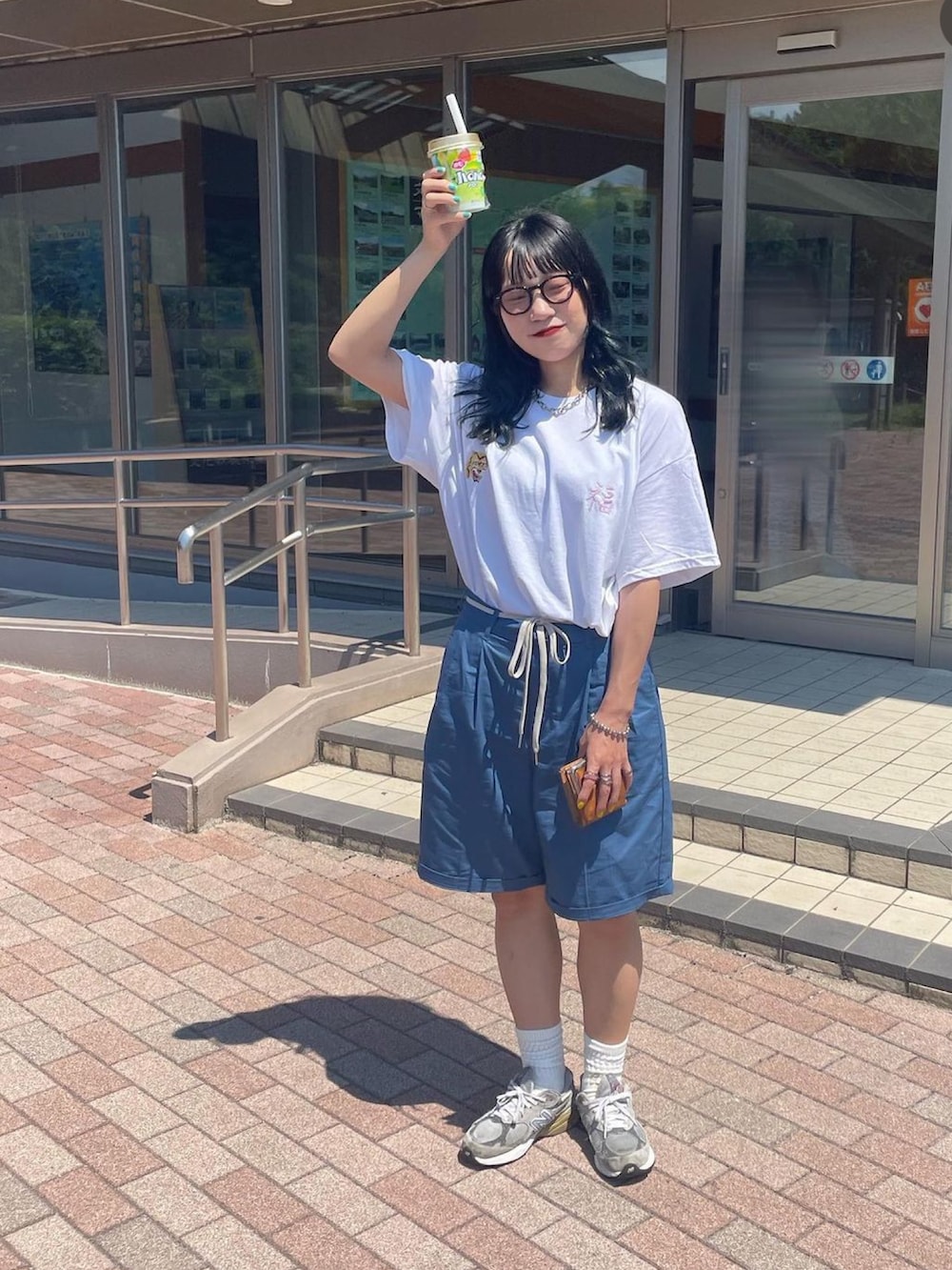 「シンプルスタイル、メンズライク、ユニセックス、ボーイッシュ、白Tシャツ、Tシャツ、ビッグシルエット、ハーフパンツ、ショーツ、トングサンダル、oofos、海コーデ、夏コーデ、アウトドアスタイル、サングラス」｜「WHIMSICの【UNISEX】スーベニアショートスリーブTEE（Tシャツ/カットソー、ホワイト系）」を使った、ponさん（レディース・163cm）の夏コーディネートの4枚目の写真