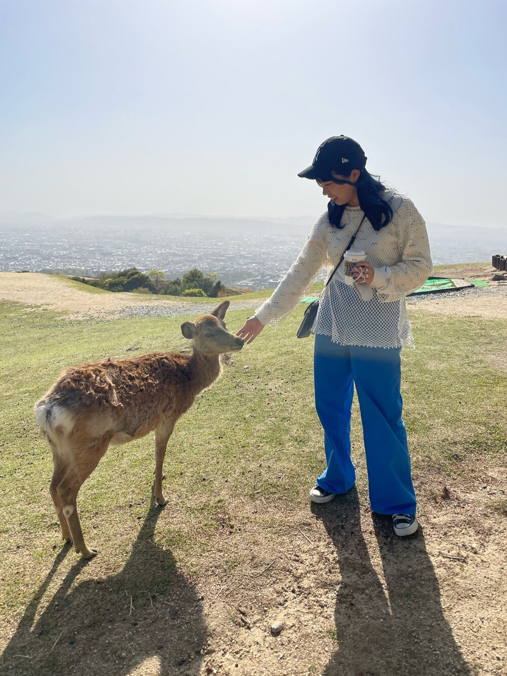 「春コーデ、カジュアル、オトナカジュアル、カラーコーデ、レイヤードスタイル、あみあみ、メッシュ、カラーパンツ、カラーデニム、UNIQLOMARNI、スニーカー、コンバース、キャップ、ニューエラ、スマホショルダー」｜「niko and...のフラワー&レタードワッフルロンT（Tシャツ/カットソー、ホワイト系）」を使った、ponさん（レディース・163cm）の春コーディネートの3枚目の写真