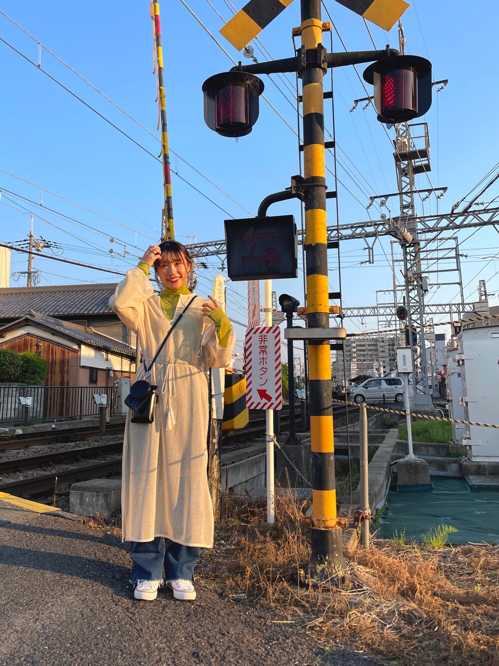 「ごきげんウィーク、休日コーデ、オトナカジュアル、初夏コーデ、レイヤードスタイル、ロングワンピース、メッシュ、シアー、ハイネック、デニムパンツ、スニーカー女子、ポシェット、お散歩コーデ、ピスタチオ、いいね、save、フォローお願いします🤑」｜「apres jour mignonのアイテム（Tシャツ/カットソー、グリーン系）」を使った、ponさん（レディース・163cm）の春コーディネートの3枚目の写真