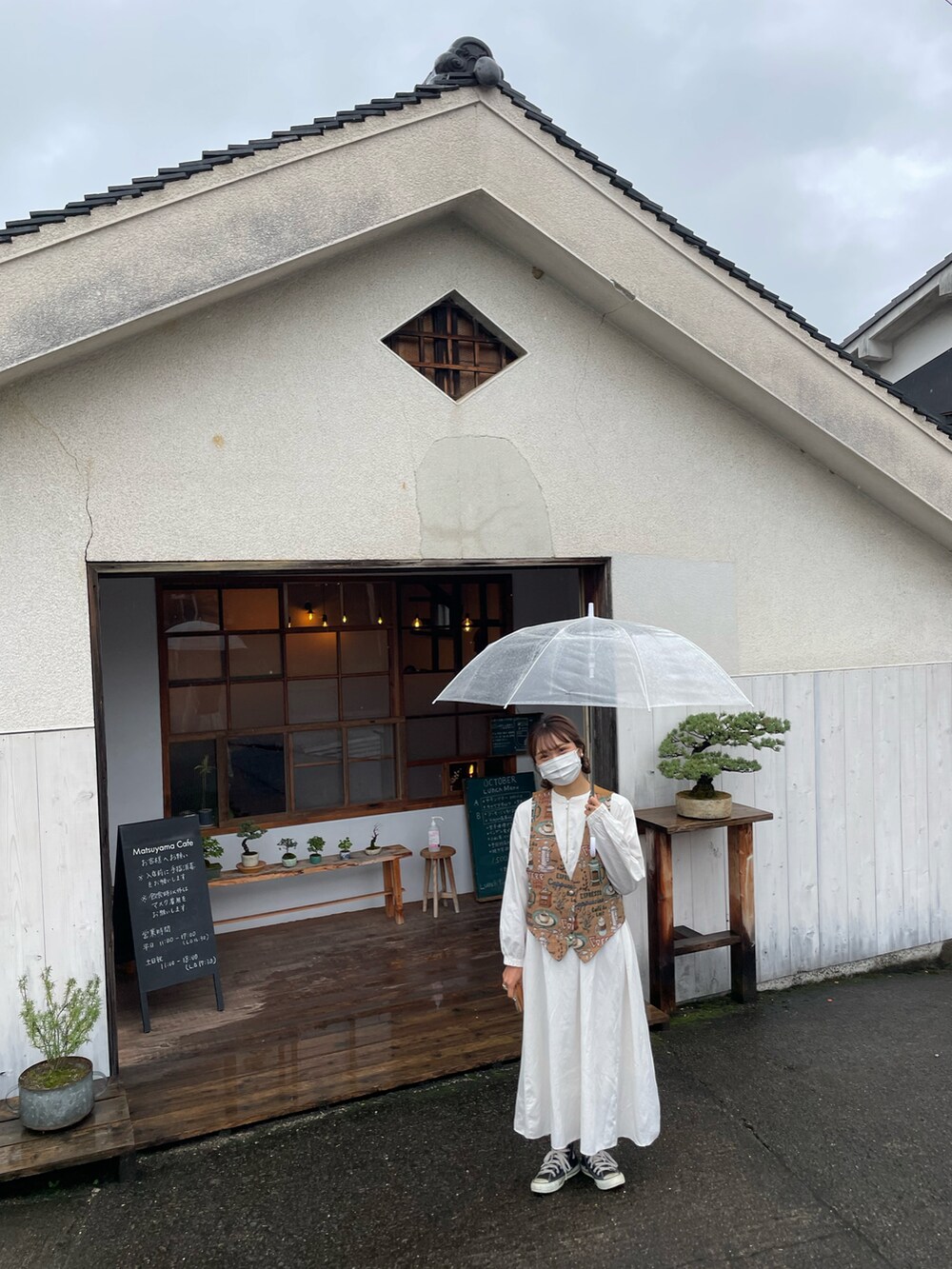 「ベスト、柄ベスト、白ワンピース、ワンピース、ハーフジップ、ロングワンピース、カラーソックス、スニーカー、コンバース、カジュアル、ナチュラル、カフェ、おだんごヘアー、秋ルック紹介するよ、ootd」｜「Samansa Mos2 blueのハーフジップシャツワンピース（シャツワンピース、ホワイト系）」を使った、ponさん（レディース・163cm）の秋コーディネートの3枚目の写真