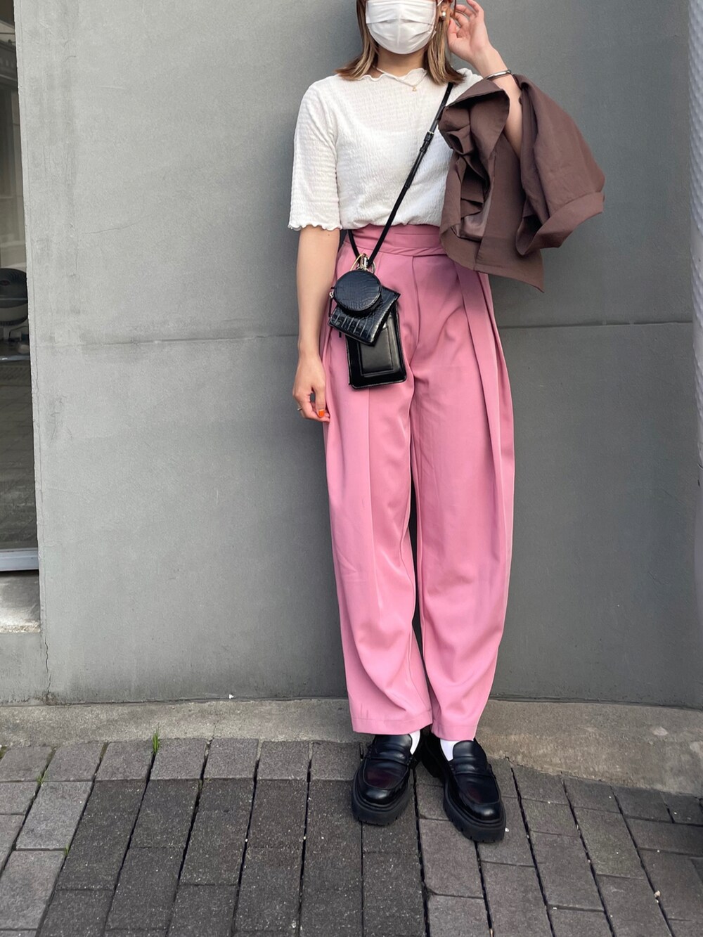 ホワイト系のTシャツ/カットソー、ブラウン系のテーラードジャケット、ピンク系のその他パンツを着用したレディースの春コーディネートの2枚目の写真