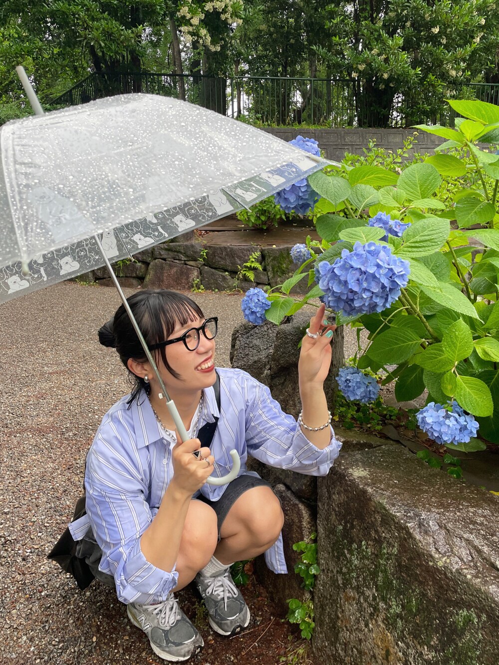 「このスタイルがお気に入り、今日のコスメと服、お出かけコーデ、休日スタイル、カジュアルコーデ、メンズライク、シティーボーイ、シティーガール、ストライプシャツ、白Tシャツ、ハーフパンツ、スニーカー、ダテメガネ、おだんごヘアー、前髪ぱっつん」｜「DISCOATの【ユニセックス】シアーストライプオーバーシャツ（シャツ/ブラウス、パープル系）」を使った、ponさん（レディース・163cm）の夏コーディネートの4枚目の写真