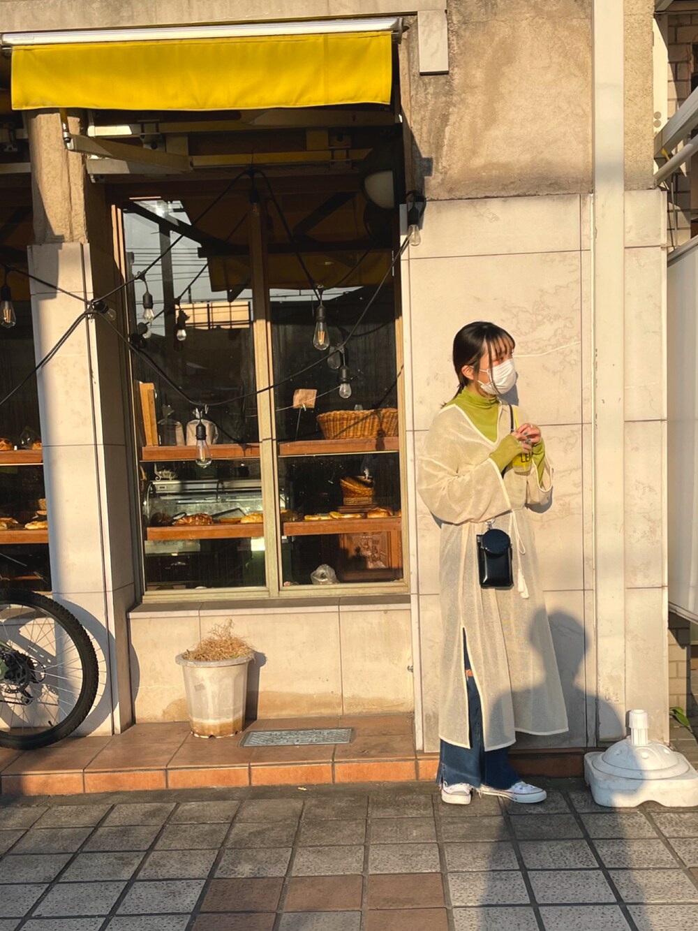 「ごきげんウィーク、休日コーデ、オトナカジュアル、初夏コーデ、レイヤードスタイル、ロングワンピース、メッシュ、シアー、ハイネック、デニムパンツ、スニーカー女子、ポシェット、お散歩コーデ、ピスタチオ、いいね、save、フォローお願いします🤑」｜「apres jour mignonのアイテム（Tシャツ/カットソー、グリーン系）」を使った、ponさん（レディース・163cm）の春コーディネートの4枚目の写真