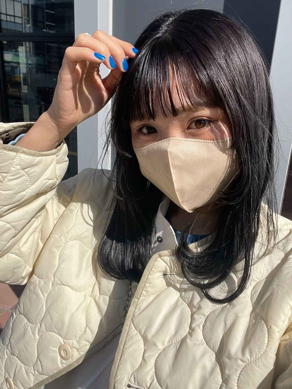 「春コーデ、カジュアル、ショート丈トップス、キルティングジャケット、ジレ、レイヤードスタイル、ボーダー、カラーコーデ、ブルー、デニムパンツ、巾着バッグ、コンバース、パステルカラー、ootd、ハローサンフランシスコ」｜「HELLO.SANFRANCISCOの【HELLO.SANFRANCISCO/ハローサンフランシスコ】ロンtee付きボーダーキャミワンピース（ワンピース、レッド系）」を使った、ponさん（レディース・163cm）の冬コーディネートの2枚目の写真