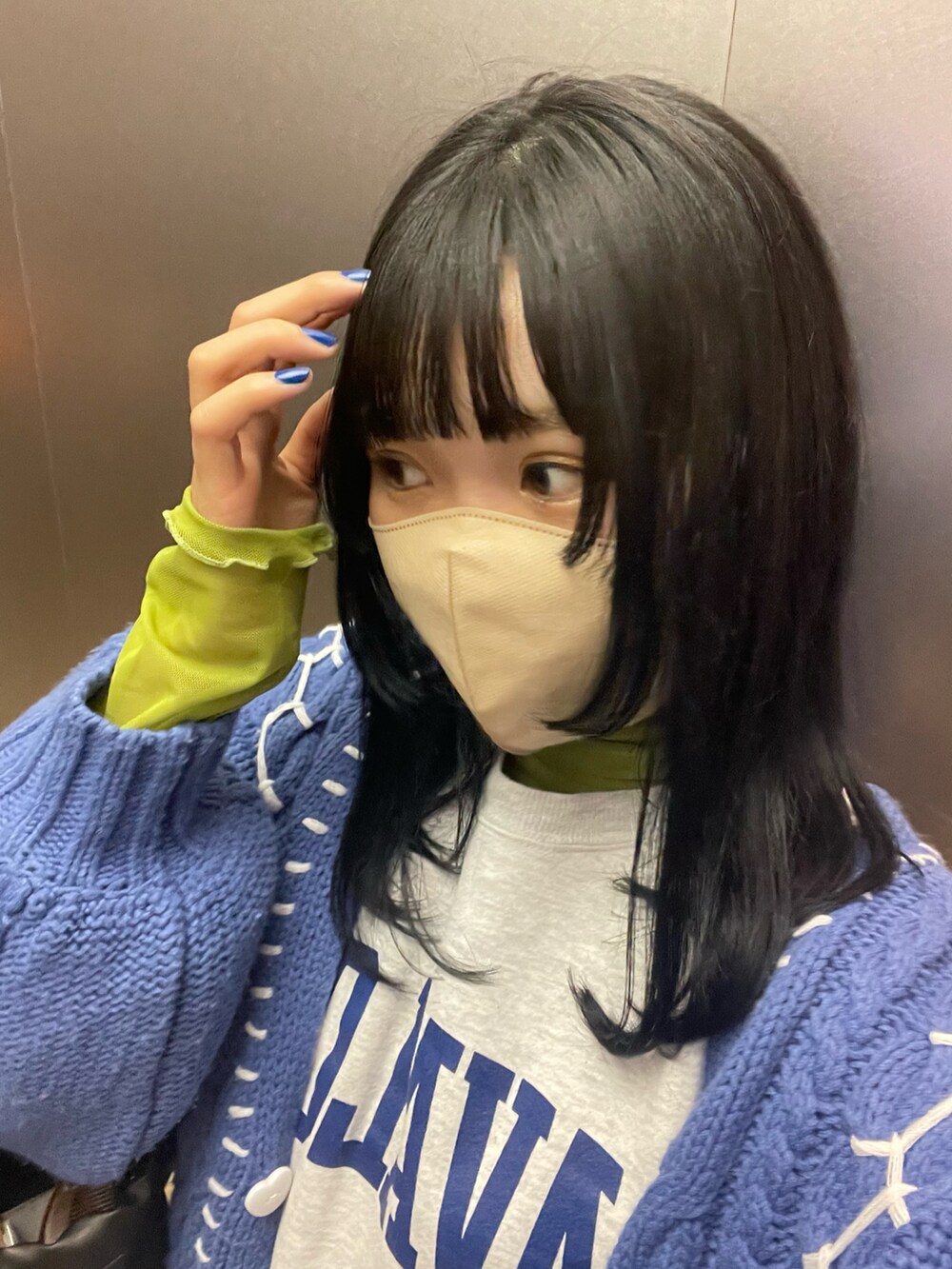 「カラーコーデ、カーディガン、ロゴスウェット、スウェット、シアー、タートルネック、レイヤードスタイル、カーゴパンツ、パラシュートパンツ、ニューバランス、巾着バッグ、春コーデ、ブルー、グリーン、ハローサンフランシスコ」｜「apres jour mignonのアイテム（Tシャツ/カットソー、グリーン系）」を使った、ponさん（レディース・163cm）の春コーディネートの3枚目の写真