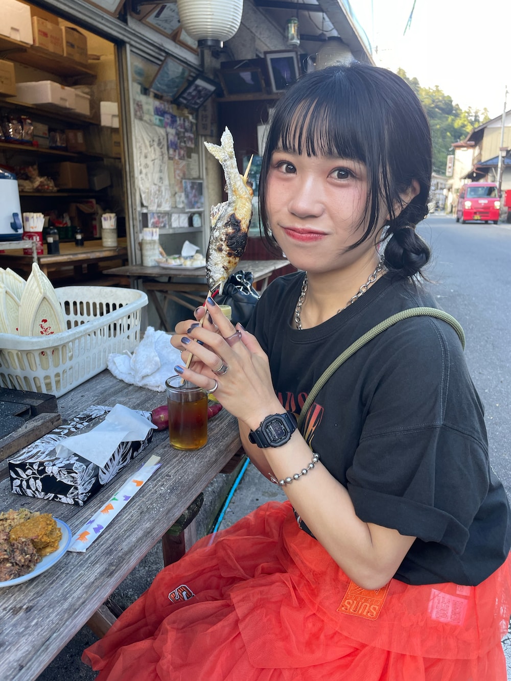 「今日のコスメと服、休日スタイル、カジュアルコーデ、カラー×コーデ、オレンジ、Tシャツ、バンドT、バックプリント、ティアードスカート、ロングスカート、カラースカート、スニーカー、夏コーデ、ハイカットスニーカー、NBA」|「DISCOATのヴィンテージバンドTシャツ(Tシャツ/カットソー、ブラック系)」を使った、ponさん(レディース・163cm)の秋コーディネートの2枚目の写真
