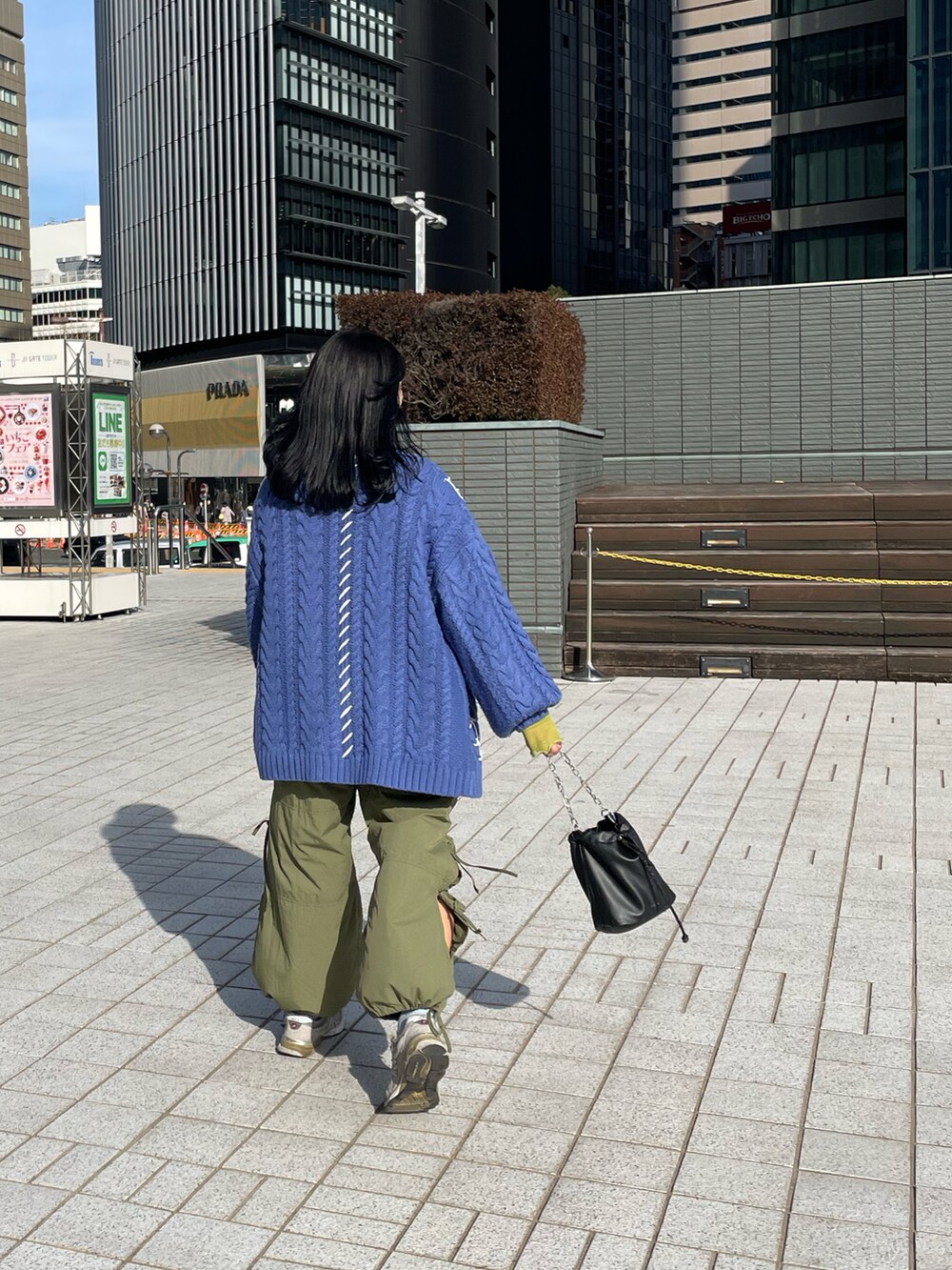 「カラーコーデ、カーディガン、ロゴスウェット、スウェット、シアー、タートルネック、レイヤードスタイル、カーゴパンツ、パラシュートパンツ、ニューバランス、巾着バッグ、春コーデ、ブルー、グリーン、ハローサンフランシスコ」｜「apres jour mignonのアイテム（Tシャツ/カットソー、グリーン系）」を使った、ponさん（レディース・163cm）の春コーディネートの2枚目の写真