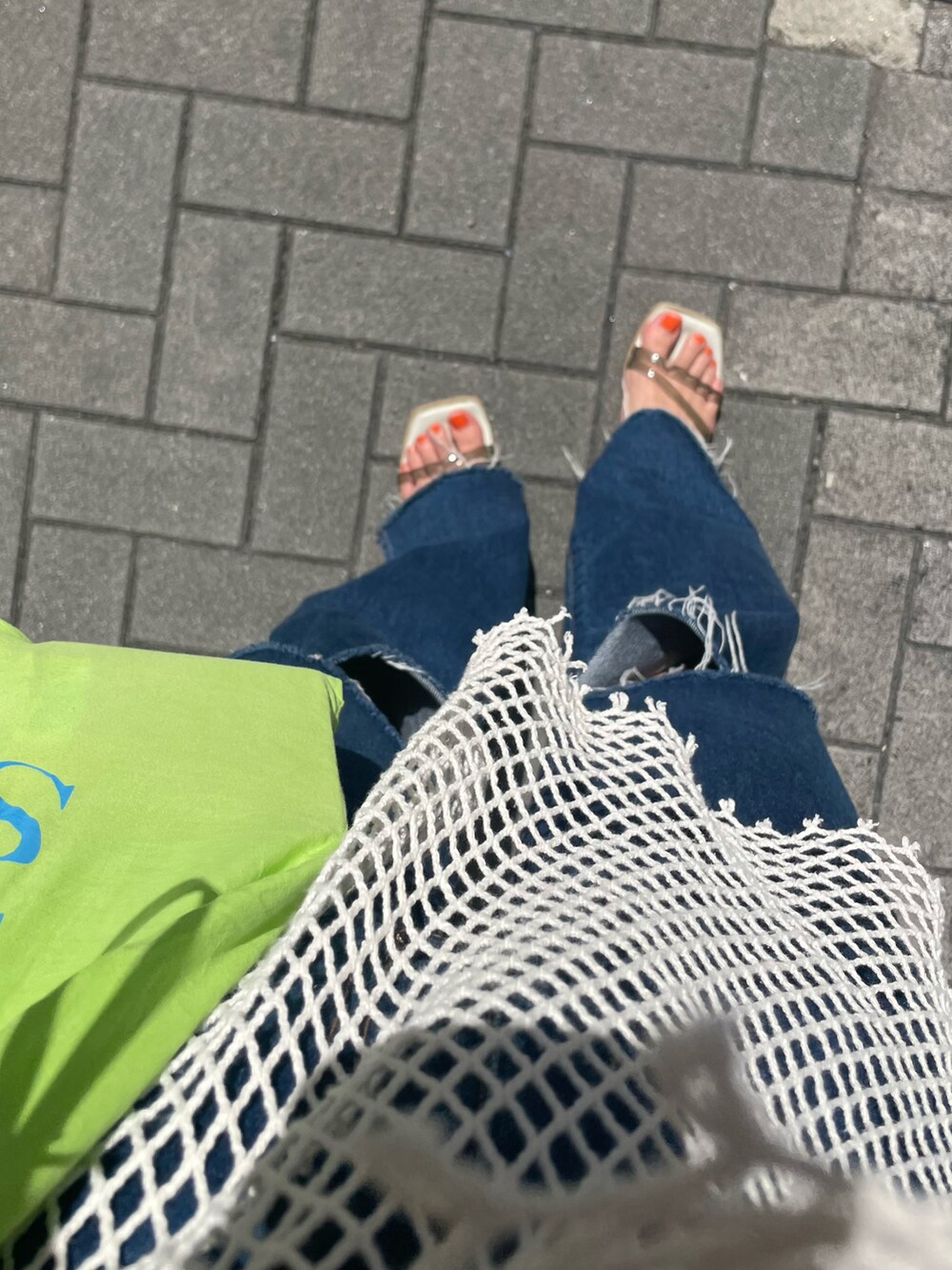 ホワイト系のTシャツ/カットソー、ブラック系のキャミソール、グリーン系のトートバッグを着用したレディースの秋コーディネートの2枚目の写真