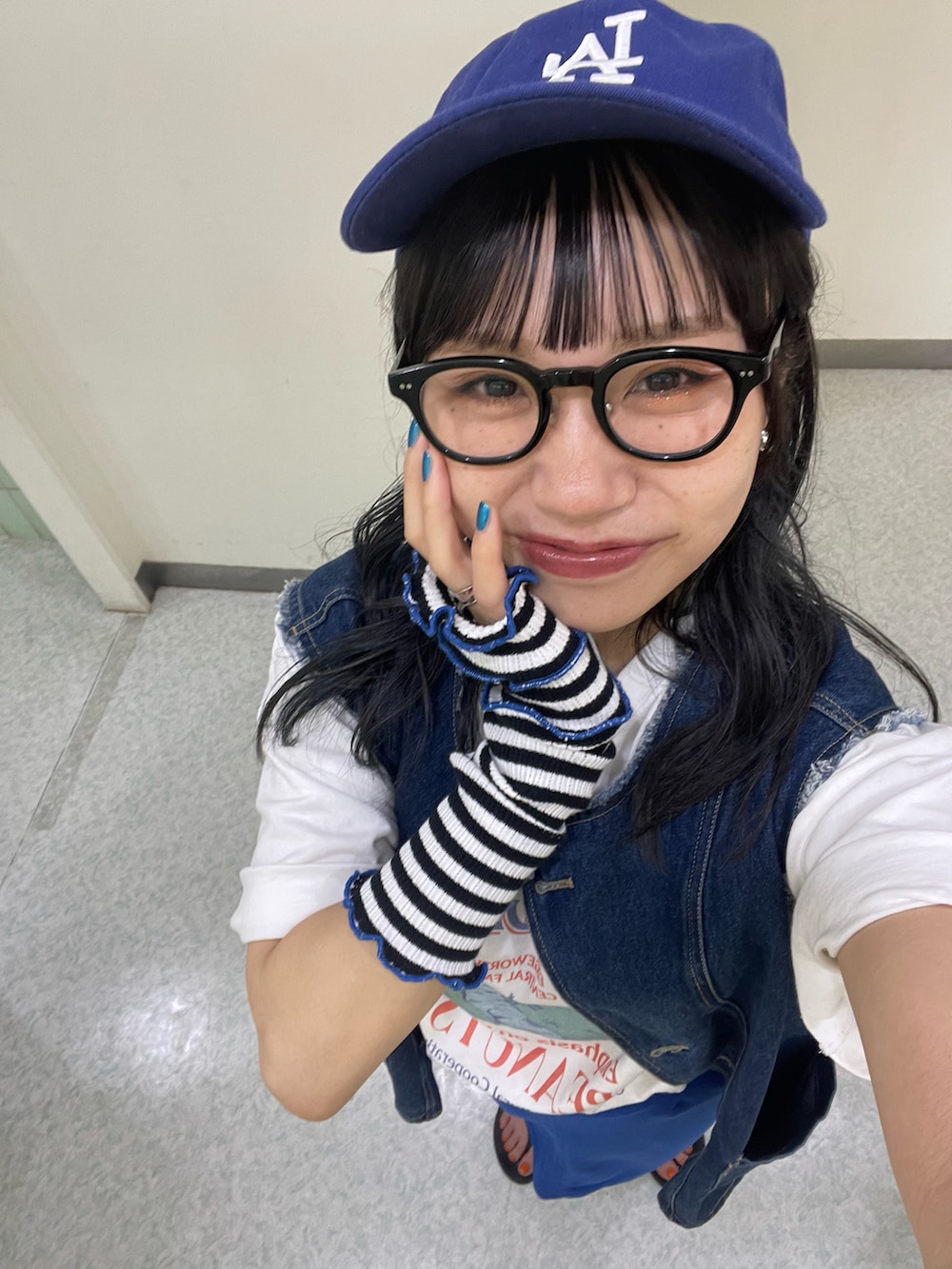 「夏のコスメと服、今日のコスメと服、夏コーデ、カジュアルコーデ、カラーコーデ、カラースカート、ブルーコーデ、キャップ、Tシャツ、デニムベスト、ダテメガネ、oofos、アームウォーマー、ゆったりコーデ、お洒落さんとつながりたい」｜「DISCOATのCamBridgeスーベニアビックTシャツ（Tシャツ/カットソー、ホワイト系）」を使った、ponさん（レディース・163cm）の夏コーディネートの5枚目の写真