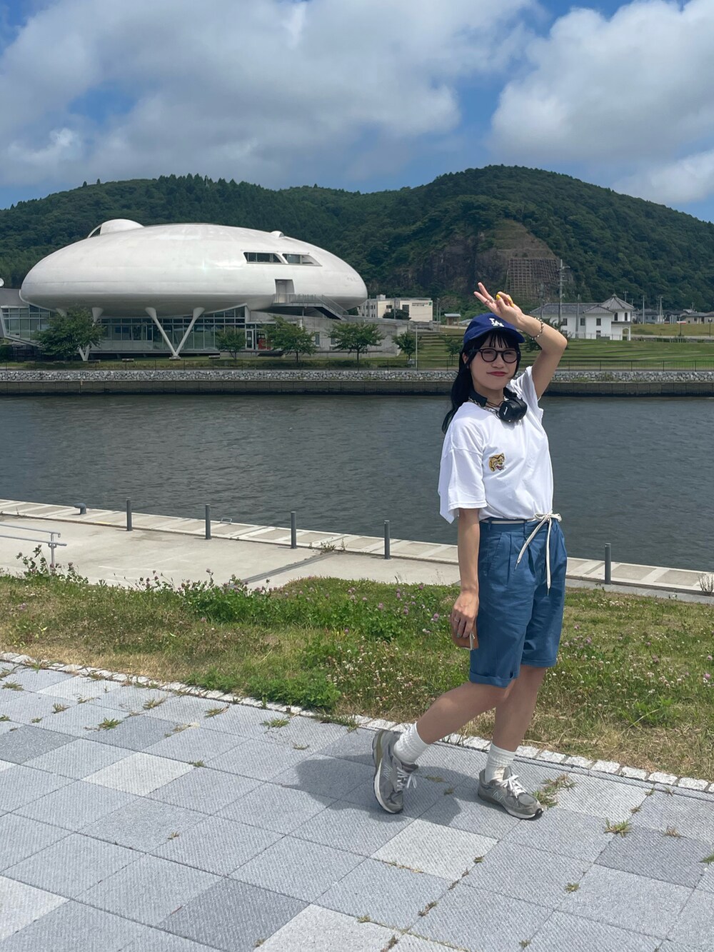 「シンプルスタイル、メンズライク、ユニセックス、ボーイッシュ、白Tシャツ、Tシャツ、ビッグシルエット、ハーフパンツ、ショーツ、トングサンダル、oofos、海コーデ、夏コーデ、アウトドアスタイル、サングラス」｜「WHIMSICの【UNISEX】スーベニアショートスリーブTEE（Tシャツ/カットソー、ホワイト系）」を使った、ponさん（レディース・163cm）の夏コーディネートの5枚目の写真