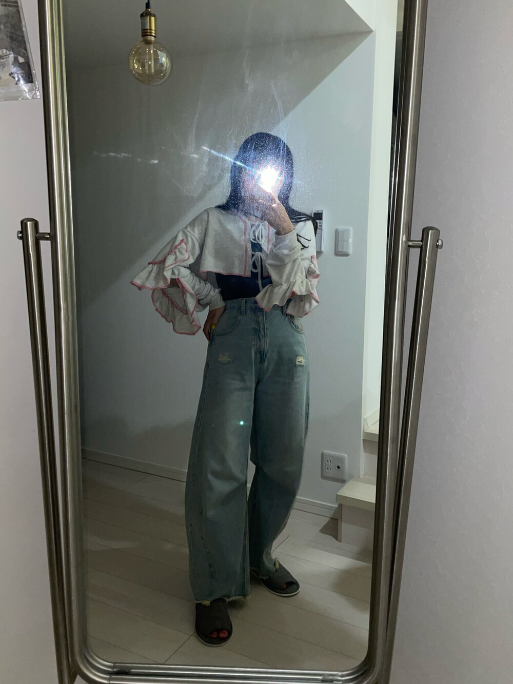 「夏のコスメと服、今日のコスメと服、カジュアル、スウェット、トレーナー、ショート丈トップス、クロップドトップス、デニム、ダメージデニムパンツ、カーブパンツ、巾着バッグ、ビーチサンダル、サンダル、HELLOSANFRANCISCO」｜「CIAOPANICの【HELLO.SANFRANCISCO】カットアウトフリルトップス（スウェット、グレー系）」を使った、ponさん（レディース・163cm）の夏コーディネートの5枚目の写真