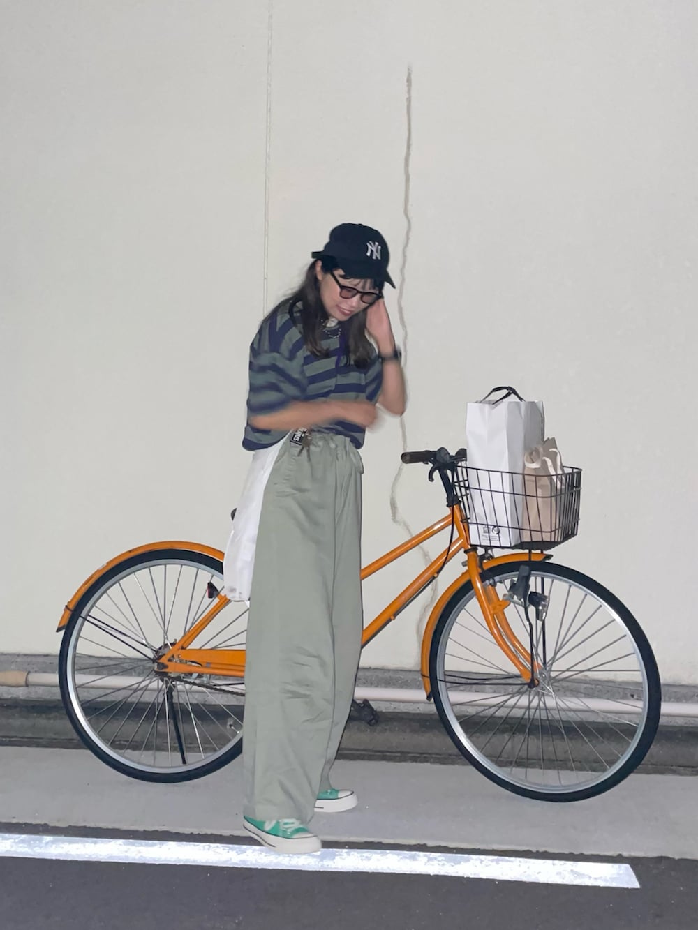 「秋服まるっと大公開、秋カラー、ビッグシルエット、オーバーサイズ、ボーダー、パンツコーデ、カーゴパンツ、カーキパンツ、カーキ、グリーン、キャップ、スニーカー、サングラス、メンズライク」｜「DISCOATのジャガードボーダーショートスリーブTシャツ（Tシャツ/カットソー、ブルー系）」を使った、ponさん（レディース・163cm）の秋コーディネートの4枚目の写真