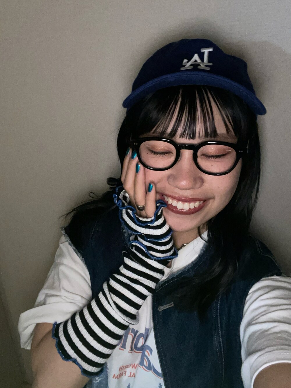 「夏のコスメと服、今日のコスメと服、夏コーデ、カジュアルコーデ、カラーコーデ、カラースカート、ブルーコーデ、キャップ、Tシャツ、デニムベスト、ダテメガネ、oofos、アームウォーマー、ゆったりコーデ、お洒落さんとつながりたい」｜「DISCOATのCamBridgeスーベニアビックTシャツ（Tシャツ/カットソー、ホワイト系）」を使った、ponさん（レディース・163cm）の夏コーディネートの2枚目の写真