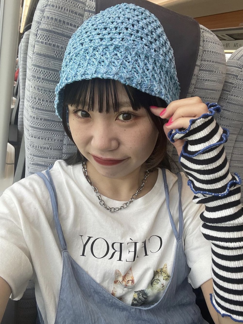 「今日のコスメと服、レイヤードスタイル、カラーコーデ、ブルーコーデ、白Tシャツ、Tシャツ、キャミワンピ、ティアードワンピース、かごバッグ、mekearisa、バケットハット、バケハ、コンバース、スニーカー、アームウォーマー」｜「DISCOATのアソートアニマルTシャツ（Tシャツ/カットソー、ホワイト系）」を使った、ponさん（レディース・163cm）の夏コーディネートの2枚目の写真