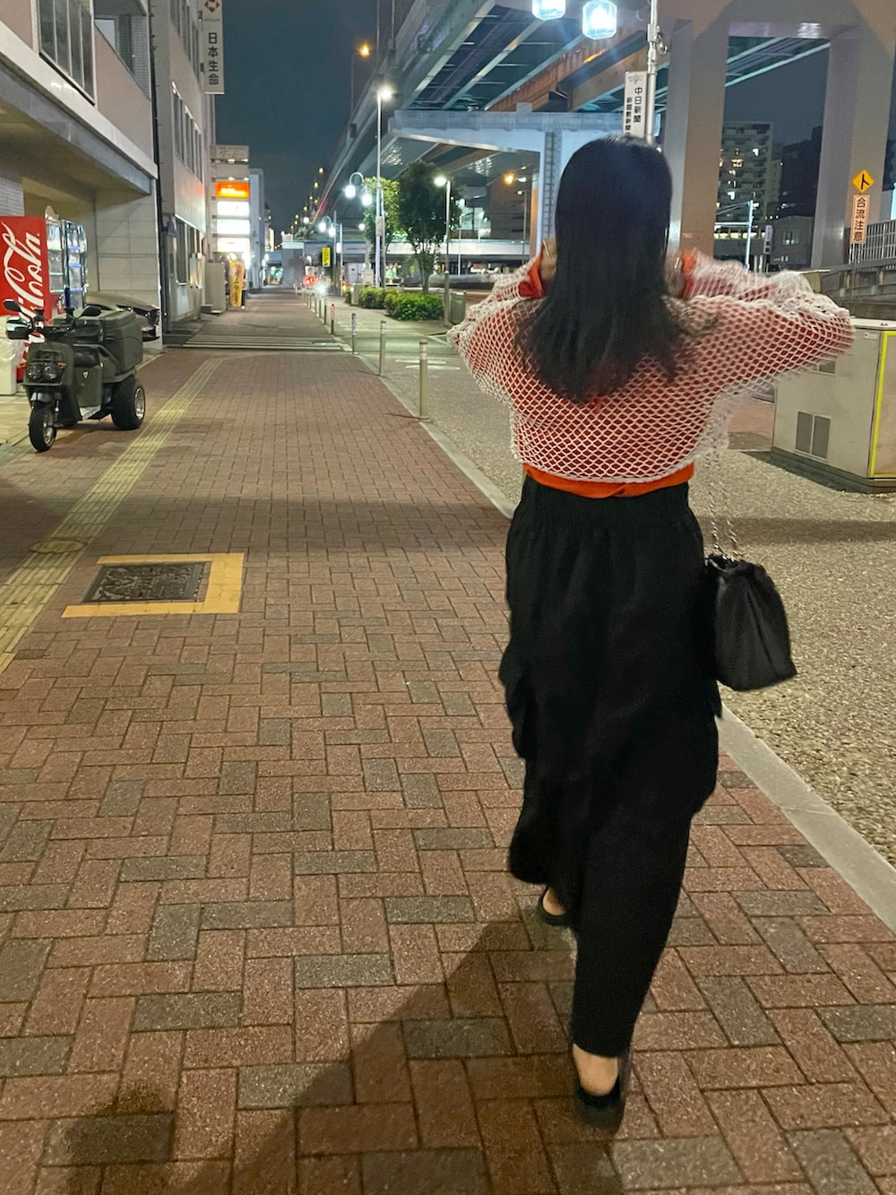 「今日のコスメと服、ootd、カラーコーデ、オレンジ、あみあみ、メッシュ、ロングスカート、黒スカート、カーゴスカート、oofos、黒髪、アニメージュとジブリ展、春コーデ、オトナカジュアル、休日スタイル」｜「Kastaneの【2023SSアイテム】アメスリリブプルオーバー（Tシャツ/カットソー、オレンジ系）」を使った、ponさん（レディース・163cm）の春コーディネートの4枚目の写真