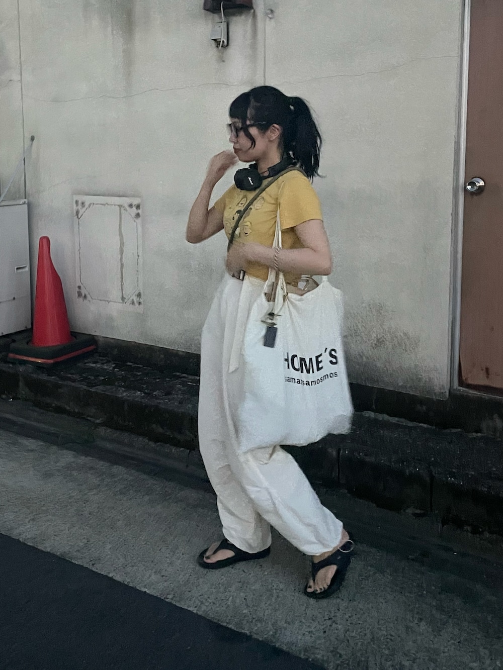「大人カジュアル、お出かけコーデ、パンツスタイル、ラクチンコーデ、カジュアル、Tシャツ、ゆるコーデ、UNIQLO、UT、PEANUTS、パラシュートパンツ、ホワイトパンツ、カラーコーデ、イエローコーデ、トングサンダル」｜「UNIQLOのアイテム（Tシャツ/カットソー、イエロー系）」を使った、ponさん（レディース・163cm）の夏コーディネートの2枚目の写真