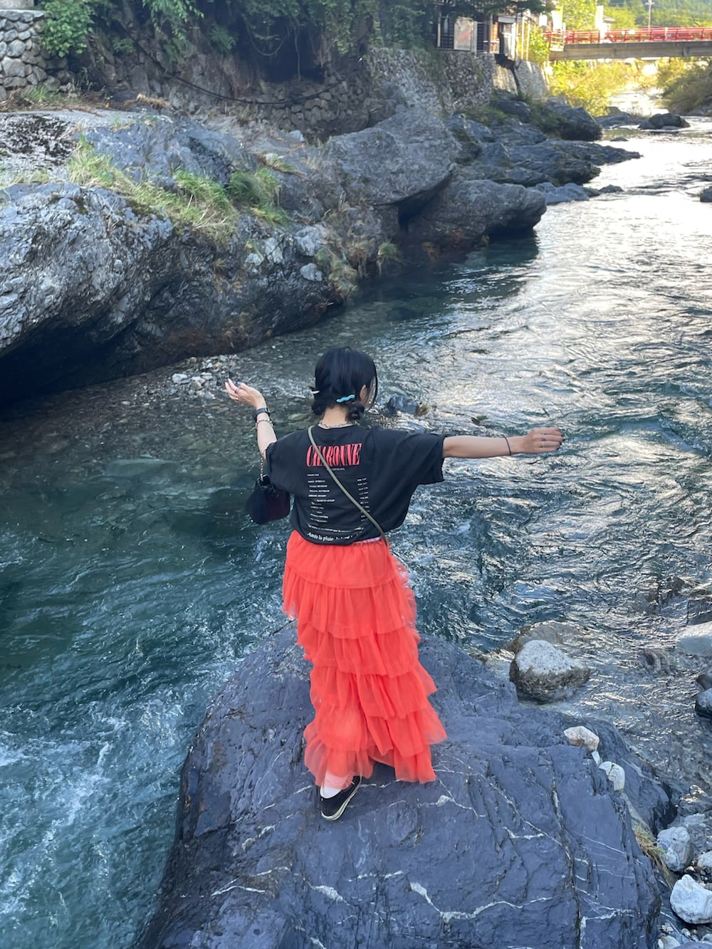 「今日のコスメと服、休日スタイル、カジュアルコーデ、カラー×コーデ、オレンジ、Tシャツ、バンドT、バックプリント、ティアードスカート、ロングスカート、カラースカート、スニーカー、夏コーデ、ハイカットスニーカー、NBA」|「DISCOATのヴィンテージバンドTシャツ(Tシャツ/カットソー、ブラック系)」を使った、ponさん(レディース・163cm)の秋コーディネートの5枚目の写真
