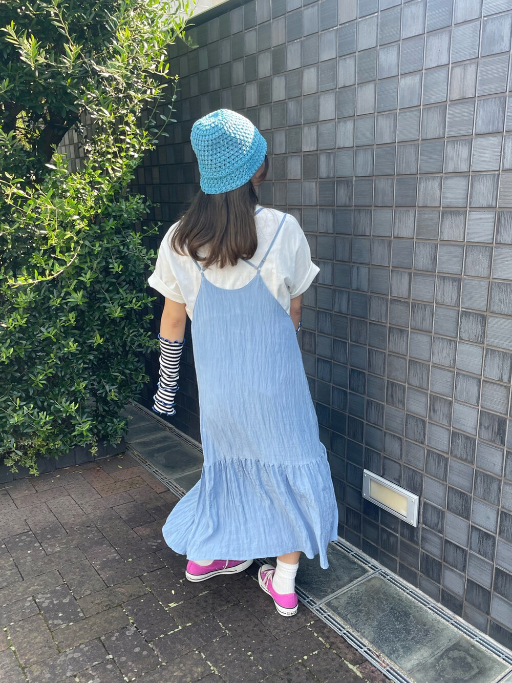 「今日のコスメと服、レイヤードスタイル、カラーコーデ、ブルーコーデ、白Tシャツ、Tシャツ、キャミワンピ、ティアードワンピース、かごバッグ、mekearisa、バケットハット、バケハ、コンバース、スニーカー、アームウォーマー」｜「DISCOATのアソートアニマルTシャツ（Tシャツ/カットソー、ホワイト系）」を使った、ponさん（レディース・163cm）の夏コーディネートの4枚目の写真