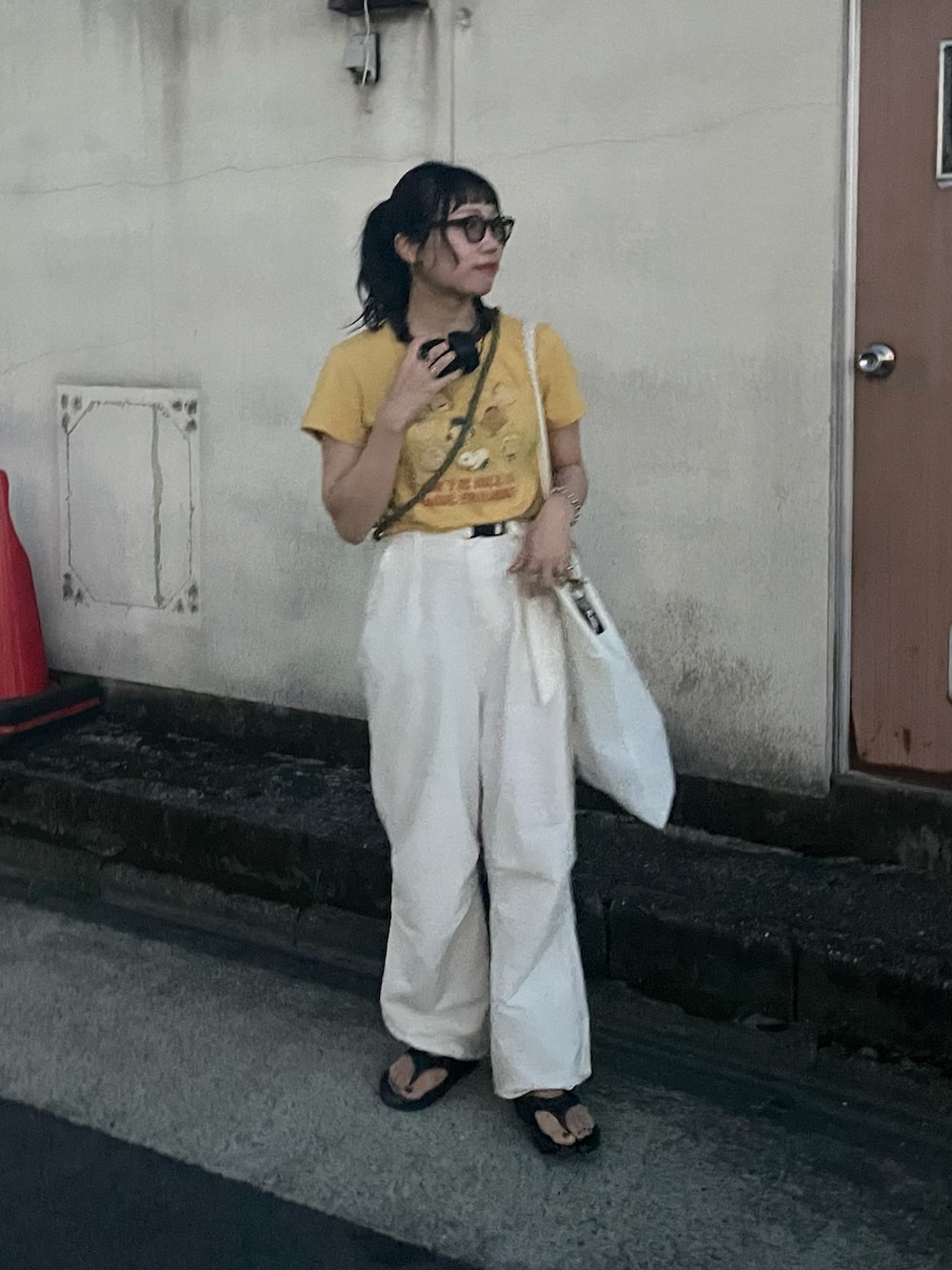 「大人カジュアル、お出かけコーデ、パンツスタイル、ラクチンコーデ、カジュアル、Tシャツ、ゆるコーデ、UNIQLO、UT、PEANUTS、パラシュートパンツ、ホワイトパンツ、カラーコーデ、イエローコーデ、トングサンダル」｜「UNIQLOのアイテム（Tシャツ/カットソー、イエロー系）」を使った、ponさん（レディース・163cm）の夏コーディネートの3枚目の写真