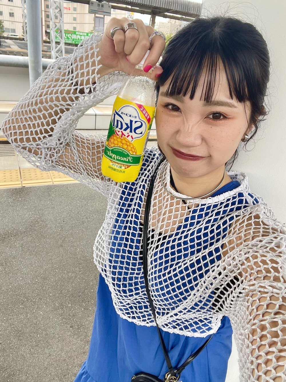「今日のコスメと服、夏コーデ、海、おでかけコーデ、休日スタイル、旅行、ワンピース、ティアードワンピース、メッシュ、あみあみ、カラーコーデ、ブルー、スニーカー、コンバース、レイヤードスタイル」｜「DISCOATの【2WAY】アシメネックホルターキャミソール（キャミソール、ブラック系）」を使った、ponさん（レディース・163cm）の夏コーディネートの2枚目の写真