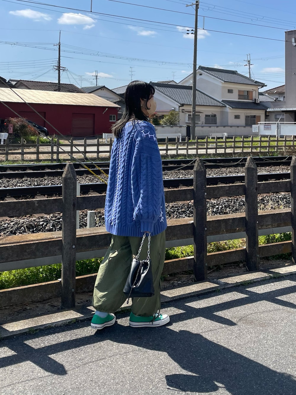 「春服デビュー宣言、春コーデ、おでかけコーデ、カラーコーデ、カーディガン、シースルー、カーゴパンツ、パラシュートパンツ、スニーカー、コンバース、巾着バッグ、hello SanFrancisco、ハローサンフランシスコ、ciaopanic、Discoat」｜「DISCOATのシアーハイネックロングスリーブ（Tシャツ/カットソー、ブラック系）」を使った、ponさん（レディース・163cm）の春コーディネートの3枚目の写真