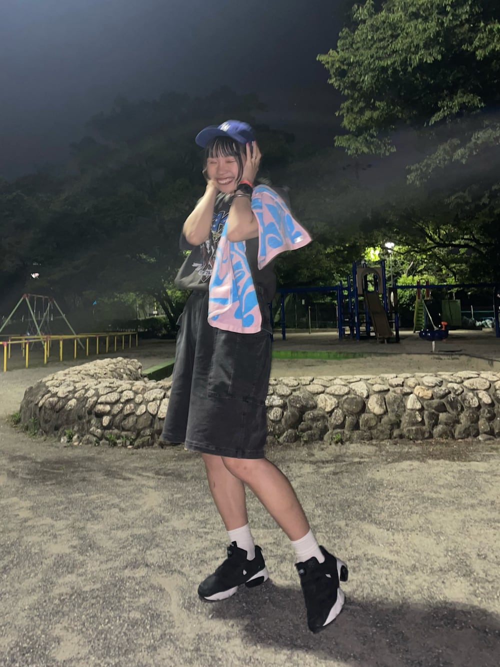 ブラック系のTシャツ/カットソー、グレー系のカーゴパンツ、ブラック系のスニーカーを着用したレディースの夏コーディネートの4枚目の写真