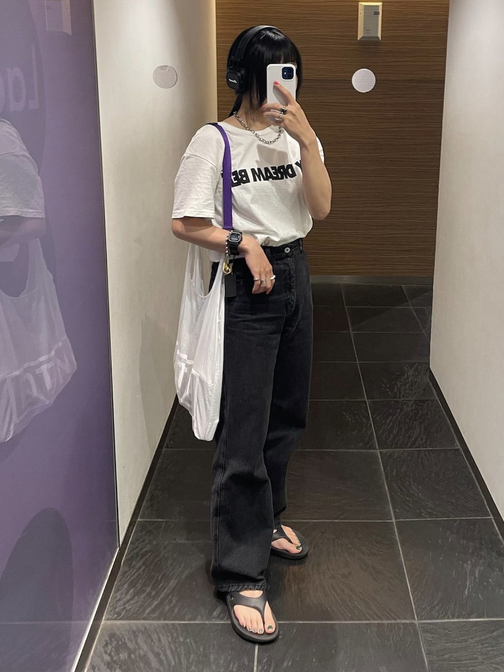 「モノトーンコーデ、モノトーン、大人カジュアル、カジュアル、シンプルコーデ、シンプル、パンツコーデ、デニム、白Tシャツ、ロゴT、ヘッドホン、トングサンダル、きれいめカジュアル、リラックススタイル、ハンブレッダーズ」｜「ハンブレッダーズ×TANGTANGのアイテム（Tシャツ/カットソー、ホワイト系）」を使った、ponさん（レディース・163cm）の夏コーディネートの3枚目の写真