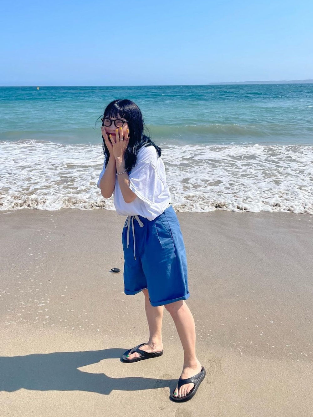 「シンプルスタイル、メンズライク、ユニセックス、ボーイッシュ、白Tシャツ、Tシャツ、ビッグシルエット、ハーフパンツ、ショーツ、トングサンダル、oofos、海コーデ、夏コーデ、アウトドアスタイル、サングラス」｜「WHIMSICの【UNISEX】スーベニアショートスリーブTEE（Tシャツ/カットソー、ホワイト系）」を使った、ponさん（レディース・163cm）の夏コーディネートの2枚目の写真