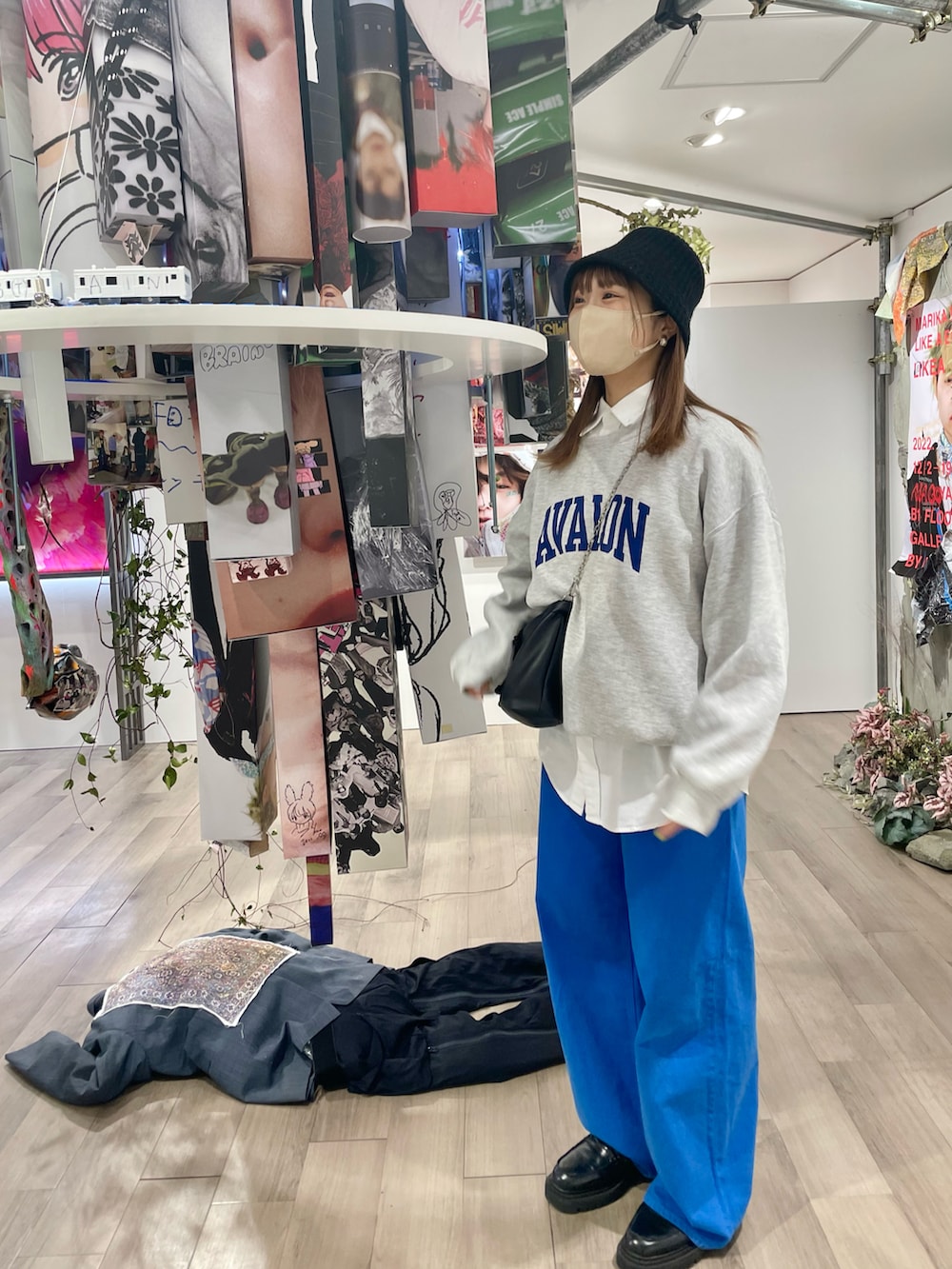 「ロゴスウェット、スウェット、白シャツ、シャツレイヤード、レイヤードスタイル、パンツスタイル、バギーパンツ、バケットハット、巾着バッグ、ローファー、厚底シューズ、UNIQLO×MARNI、ユニクロマルニ、伊藤万理華、ootd」｜「古着のアイテム（スウェット、グレー系）」を使った、ponさん（レディース・163cm）の冬コーディネートの2枚目の写真