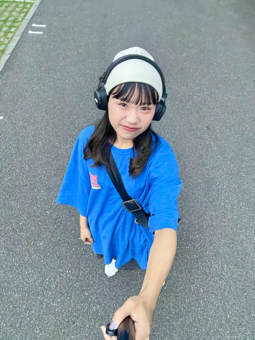 「カジュアルコーデ、ブルー、ブルーコーデ、カラーコーデ、Tシャツ、Tシャツワンピ、ハーフパンツ、ショートパンツ、ニット帽、ビーニー、厚底シューズ、白スニーカー、厚底スニーカー、メッセンジャーバッグ、ラクチンコーデ」｜「古着のアイテム（Tシャツ/カットソー、ブルー系）」を使った、ponさん（レディース・163cm）の秋コーディネートの5枚目の写真