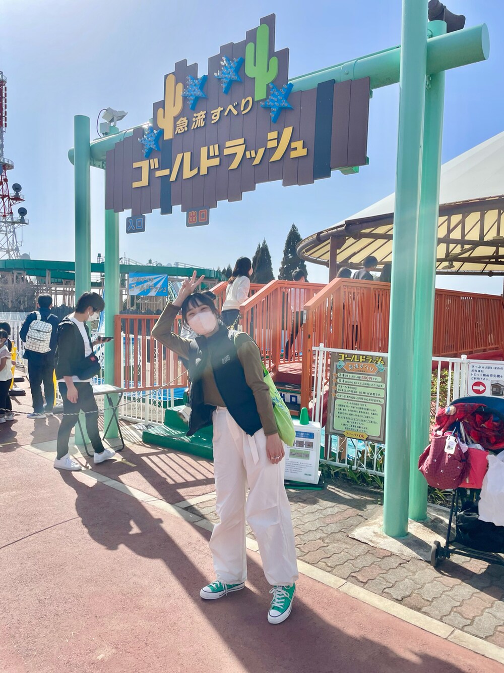 「春服デビュー宣言、春コーデ、ダウンベスト、中綿ベスト、ベスト、春アウター、ホワイトパンツ、パラシュートパンツ、スニーカー、コンバース、トートバッグ、差し色、カジュアルコーデ、春服みてみて、プチプラ」｜「CIAOPANICのリメイク風クロップドリブTee（Tシャツ/カットソー、グリーン系）」を使った、ponさん（レディース・163cm）の春コーディネートの3枚目の写真