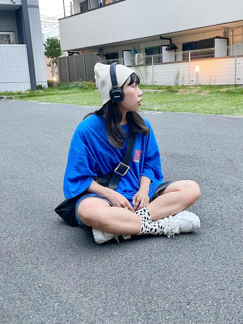 「カジュアルコーデ、ブルー、ブルーコーデ、カラーコーデ、Tシャツ、Tシャツワンピ、ハーフパンツ、ショートパンツ、ニット帽、ビーニー、厚底シューズ、白スニーカー、厚底スニーカー、メッセンジャーバッグ、ラクチンコーデ」｜「古着のアイテム（Tシャツ/カットソー、ブルー系）」を使った、ponさん（レディース・163cm）の秋コーディネートの3枚目の写真