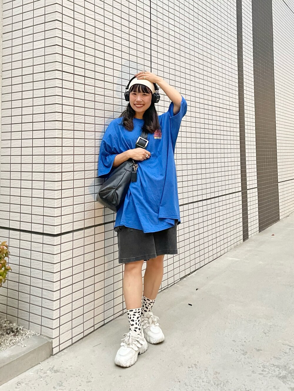 「カジュアルコーデ、ブルー、ブルーコーデ、カラーコーデ、Tシャツ、Tシャツワンピ、ハーフパンツ、ショートパンツ、ニット帽、ビーニー、厚底シューズ、白スニーカー、厚底スニーカー、メッセンジャーバッグ、ラクチンコーデ」｜「古着のアイテム（Tシャツ/カットソー、ブルー系）」を使った、ponさん（レディース・163cm）の秋コーディネートの2枚目の写真