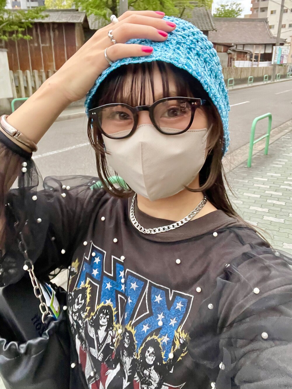「今日のコスメと服、カラーコーデ、バンドT、チュール、シアートップス、デニム、ダメージデニムパンツ、バケットハット、メガネ女子、サングラス、oofos、サンダル、巾着バッグ、春コーデ、夏コーデ」｜「DISCOATのカルチャーサプライバックプリントバンドTシャツ（Tシャツ/カットソー、ブラック系）」を使った、ponさん（レディース・163cm）の春コーディネートの2枚目の写真