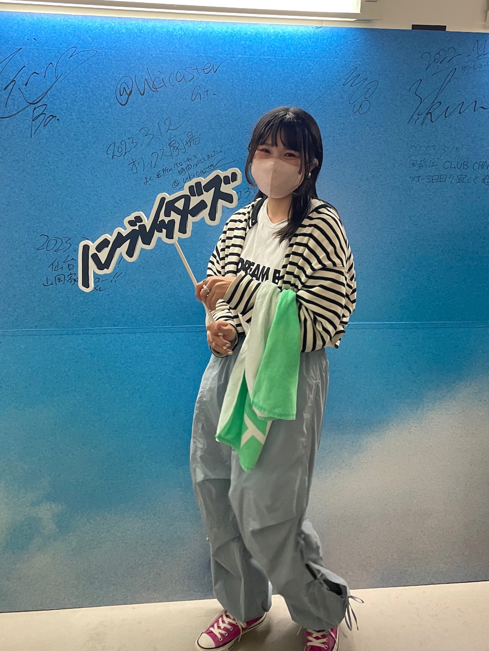 「春コーデ、オトナカジュアル、パステル映える春、春服みてみて、ボーダー、ショート丈トップス、Tシャツ、ナイロンパンツ、サイドリボン、パラシュートパンツ、スニーカー、コンバース、カラーコーデ、ハンブレッダーズ、ライブコーデ」｜「ハンブレッダーズ×TANGTANGのアイテム（Tシャツ/カットソー、ホワイト系）」を使った、ponさん（レディース・163cm）の春コーディネートの2枚目の写真