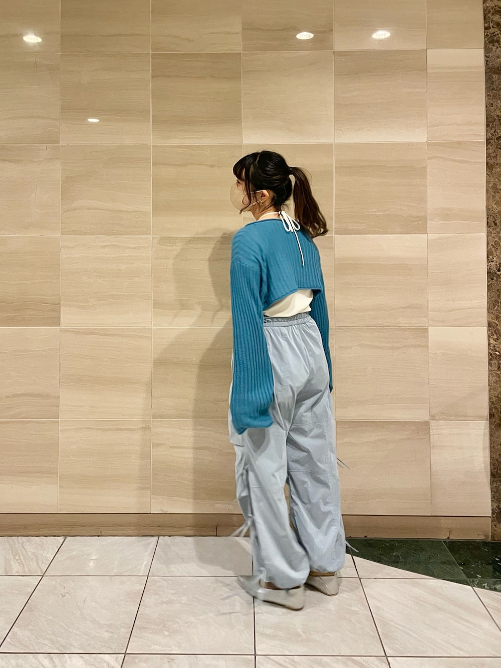 「お出かけコーデ、休日コーデ、オトナ女子、オトナカジュアル、カーディガン、ショート丈トップス、クロップドトップス、レイヤードスタイル、肌見せ、アメスリ、パラシュートパンツ、カーゴパンツ、フラットシューズ、ブルー、カラーコーデ」｜「Kastaneの【2023SSアイテム】アメスリリブプルオーバー（Tシャツ/カットソー、ホワイト系）」を使った、ponさん（レディース・163cm）の春コーディネートの2枚目の写真