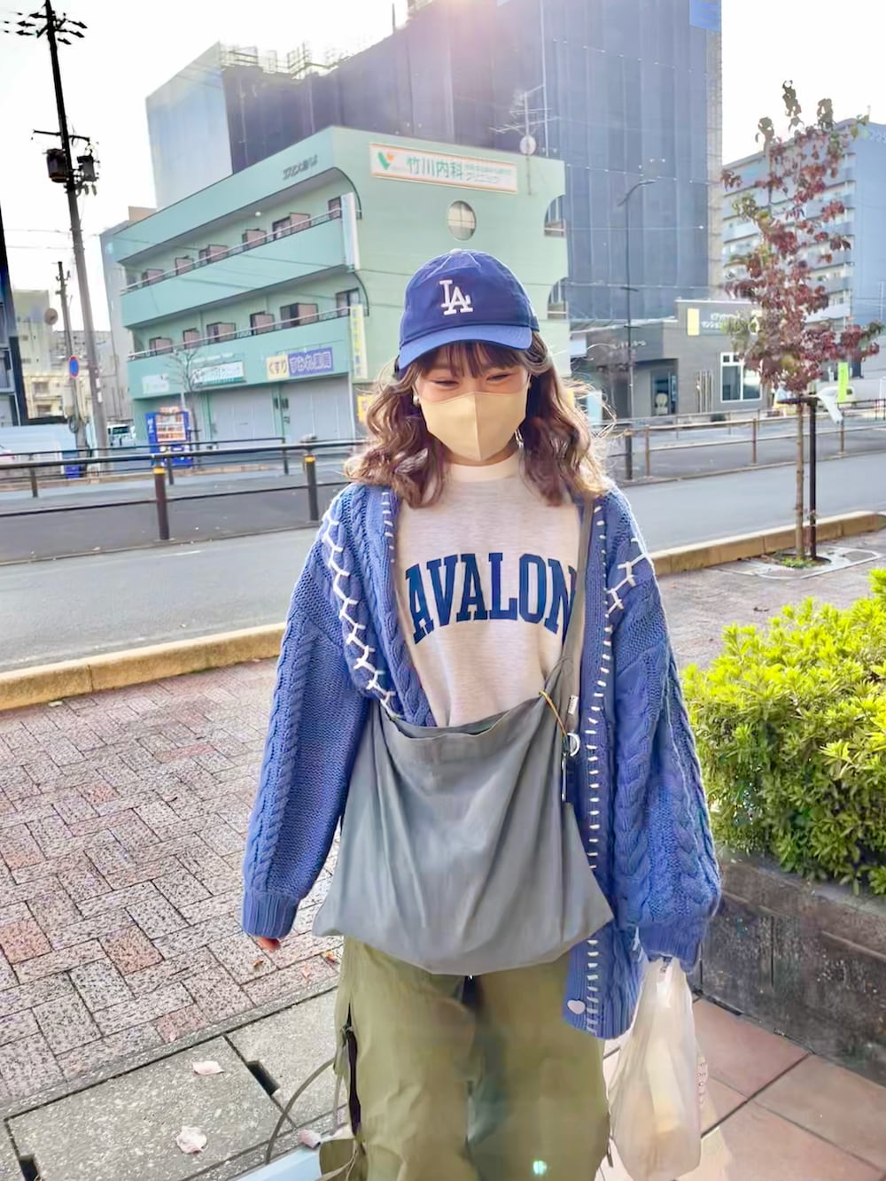 グレー系のスウェット、ブルー系のカーディガン/ボレロ、グリーン系のカーゴパンツを着用したレディースの秋コーディネートの2枚目の写真