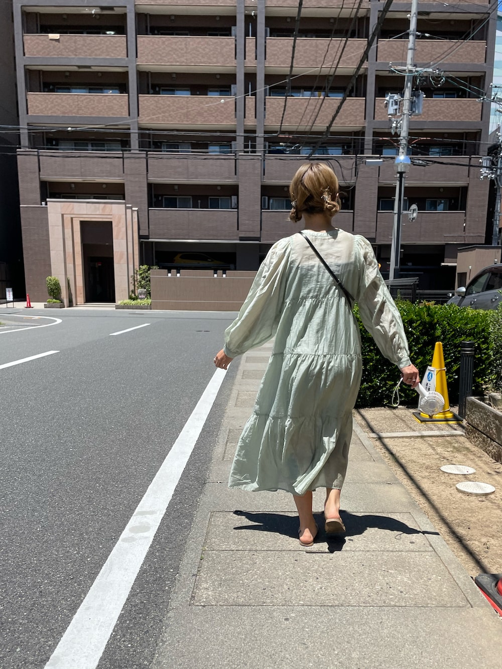 「夏、真夏のアクティブスタイル、シアー、ワンピース、ボリューム袖、ティアード、ミントグリーン、バンドカラー、サンダル、金髪、おだんごヘアー、プチプラ、カジュアル、ラクチンコーデ、ootd」｜「archivesのシアーティアードワンピース（ワンピース、グリーン系）」を使った、ponさん（レディース・163cm）の夏コーディネートの3枚目の写真