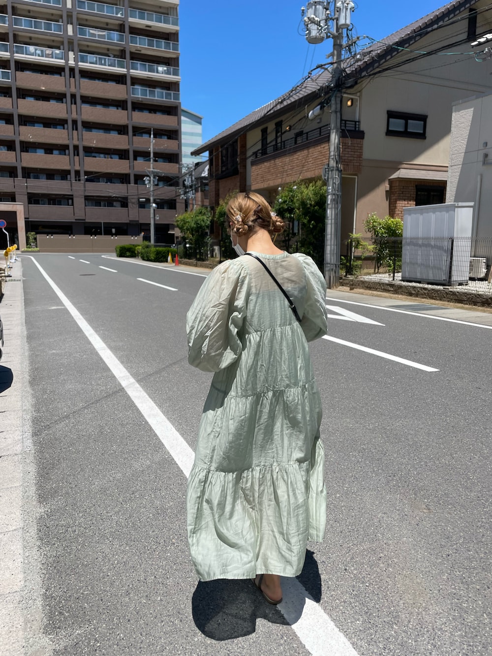 「夏、真夏のアクティブスタイル、シアー、ワンピース、ボリューム袖、ティアード、ミントグリーン、バンドカラー、サンダル、金髪、おだんごヘアー、プチプラ、カジュアル、ラクチンコーデ、ootd」｜「archivesのシアーティアードワンピース（ワンピース、グリーン系）」を使った、ponさん（レディース・163cm）の夏コーディネートの2枚目の写真