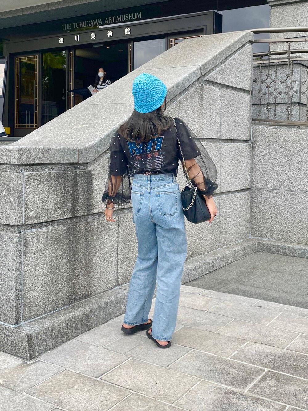 「今日のコスメと服、カラーコーデ、バンドT、チュール、シアートップス、デニム、ダメージデニムパンツ、バケットハット、メガネ女子、サングラス、oofos、サンダル、巾着バッグ、春コーデ、夏コーデ」｜「DISCOATのカルチャーサプライバックプリントバンドTシャツ（Tシャツ/カットソー、ブラック系）」を使った、ponさん（レディース・163cm）の春コーディネートの4枚目の写真