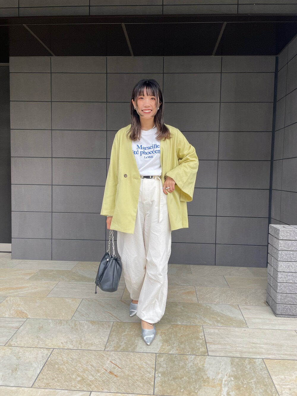 「ジャケット、春アウター、ロンT、ロゴT、パラシュートパンツ、カーゴパンツ、スポーツミックス、ホワイトパンツ、イエロー、ホワイト、ミニバッグ、シルバーシューズ、ポインテッドトゥ、春コーデ、オトナカジュアル」｜「DISCOATのエンブロイダリーロゴロングスリーブTシャツ（Tシャツ/カットソー、ホワイト系）」を使った、ponさん（レディース・163cm）の春コーディネートの2枚目の写真
